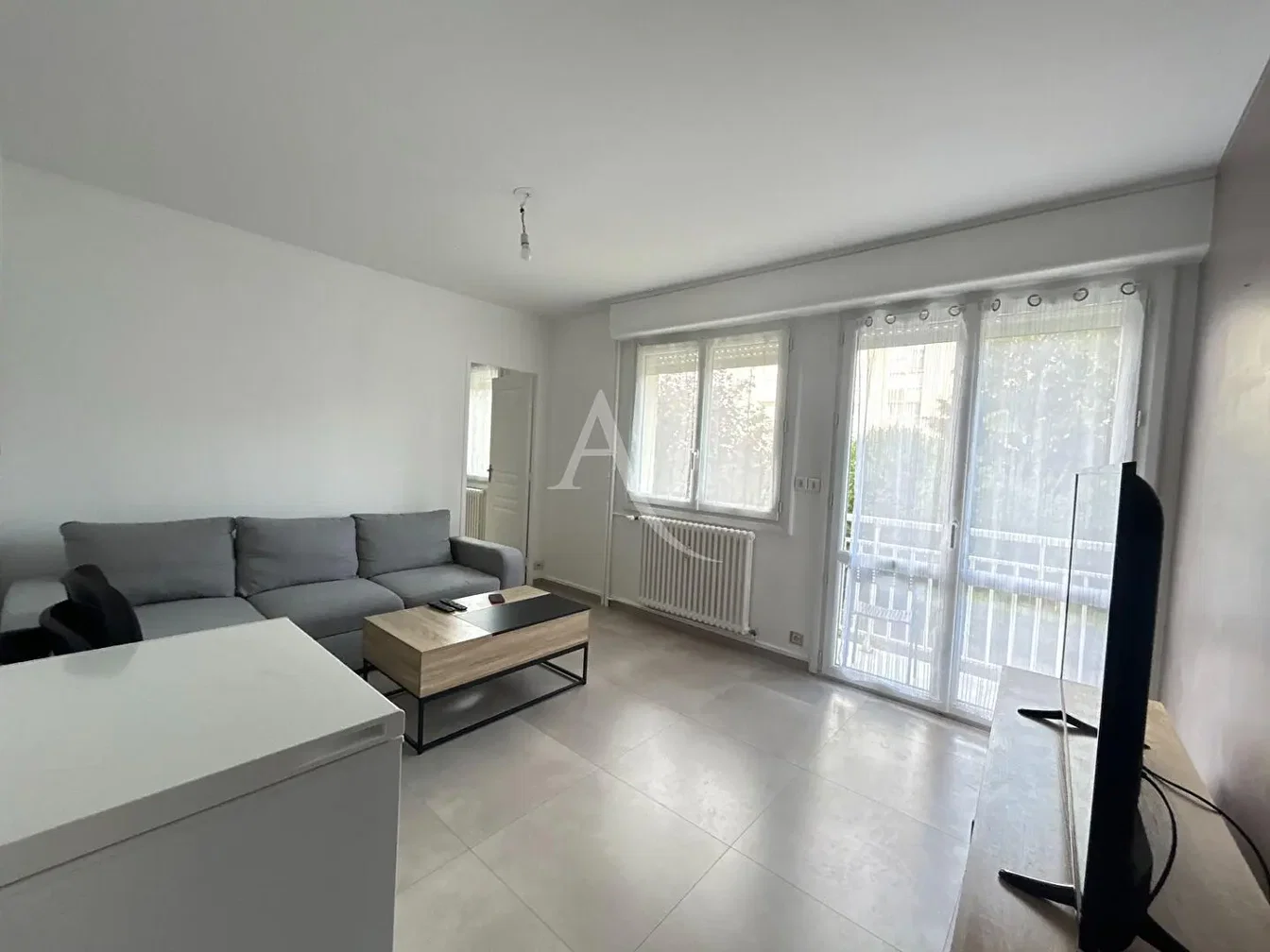 Wohnzimmer; holzboden, tageslicht, moderner stil, hohe decken