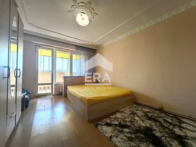 Wohnzimmer; holzboden, tageslicht, moderner stil, hohe decken