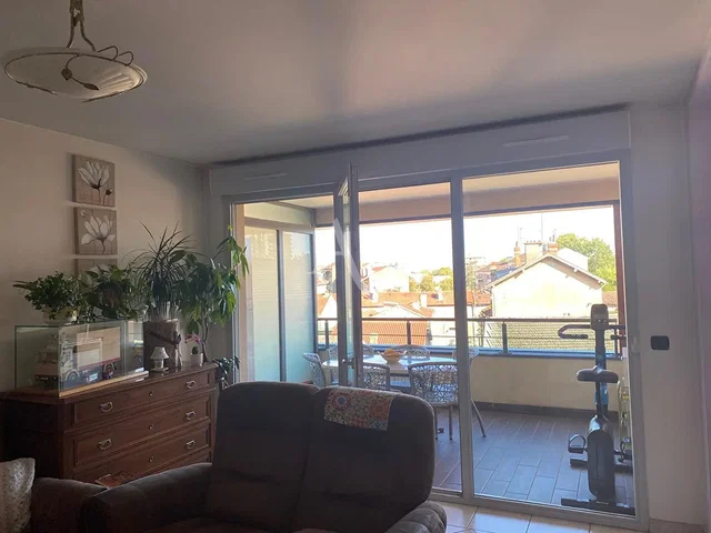 Wohnzimmer; holzboden, tageslicht, moderner stil, hohe decken
