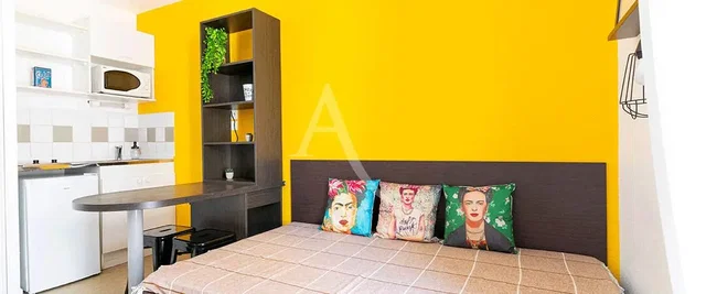 Wohnzimmer; holzboden, tageslicht, moderner stil, hohe decken