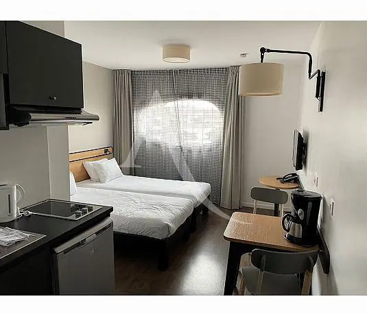 Wohnzimmer; holzboden, tageslicht, moderner stil, hohe decken