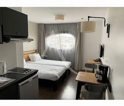 Wohnzimmer; holzboden, tageslicht, moderner stil, hohe decken