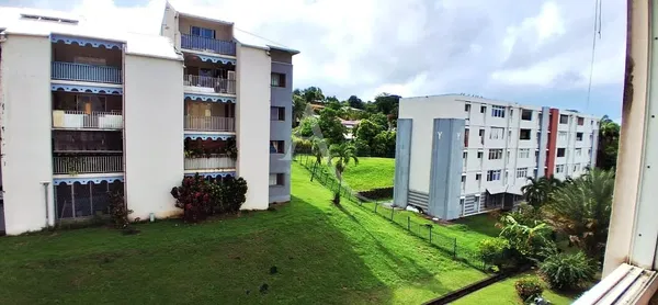 Woonkamer; houten vloer, natuurlijk licht, moderne stijl, hoge plafonds