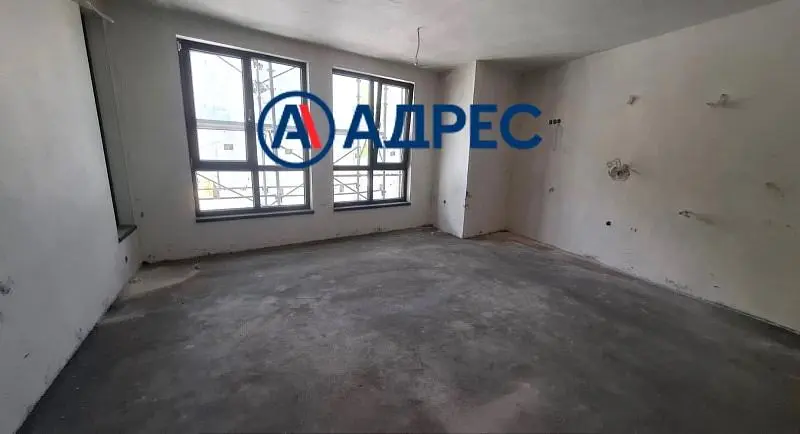 Wohnzimmer; holzboden, tageslicht, moderner stil, hohe decken