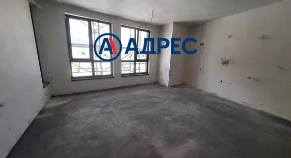 Wohnzimmer; holzboden, tageslicht, moderner stil, hohe decken