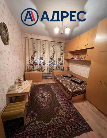 Wohnzimmer; holzboden, tageslicht, moderner stil, hohe decken