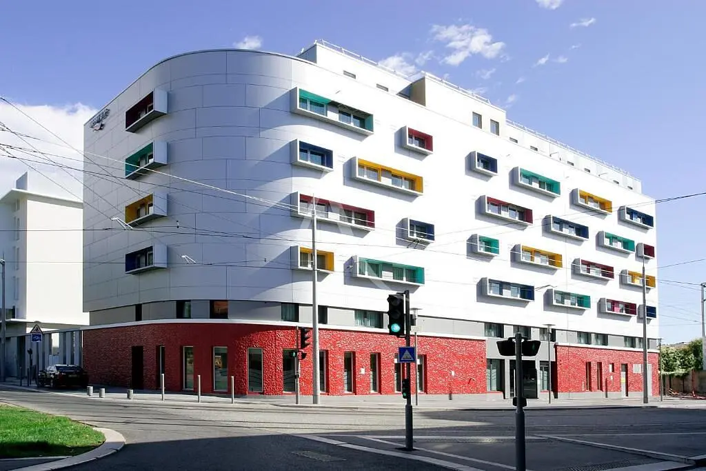 Salon; parquet, lumière naturelle, style moderne, hauteur sous plafond