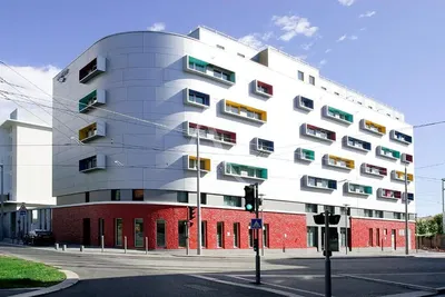 Salon; parquet, lumière naturelle, style moderne, hauteur sous plafond