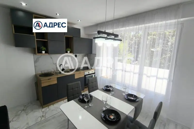 Wohnzimmer; holzboden, tageslicht, moderner stil, hohe decken