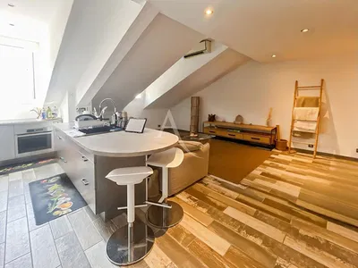 Oturma odası; ahşap zemin, doğal ışık, modern stil, yüksek tavan