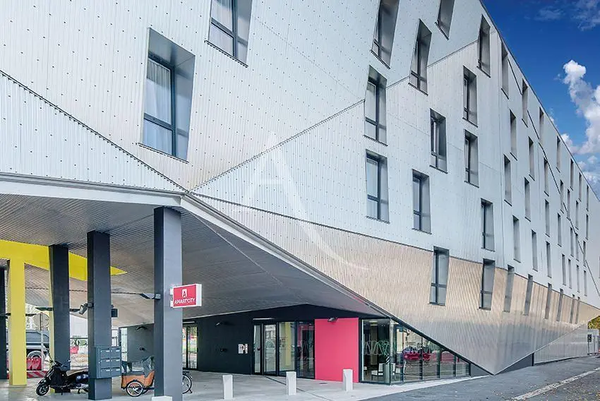 Кухня; кухненски уреди, дървен под, естествена светлина, модерен стил, ремонтиран