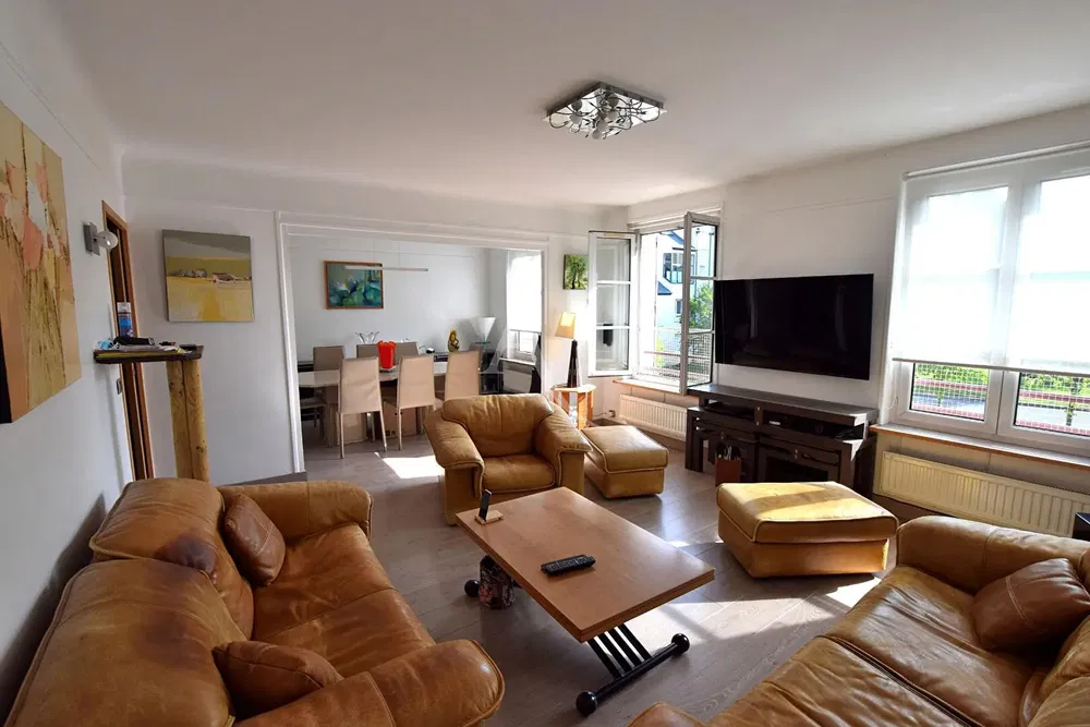 Living room; wood floor, natural light, modern style, high ceiling