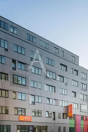 Obývací pokoj; dřevěná podlaha, přirozené světlo, moderní styl, vysoké stropy