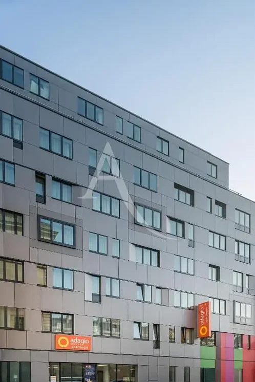 Wohnzimmer; holzboden, tageslicht, moderner stil, hohe decken