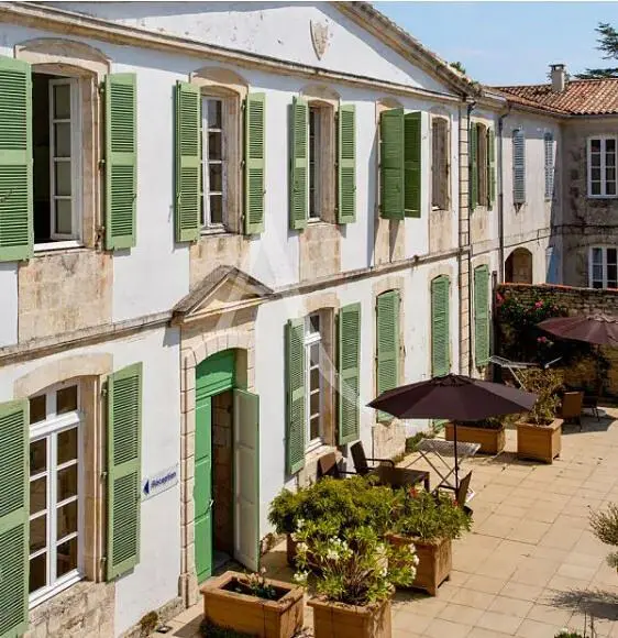 Woonkamer; houten vloer, natuurlijk licht, moderne stijl, hoge plafonds