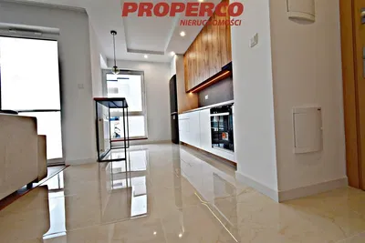 Хол; дървен под, естествена светлина, модерен стил, високи тавани