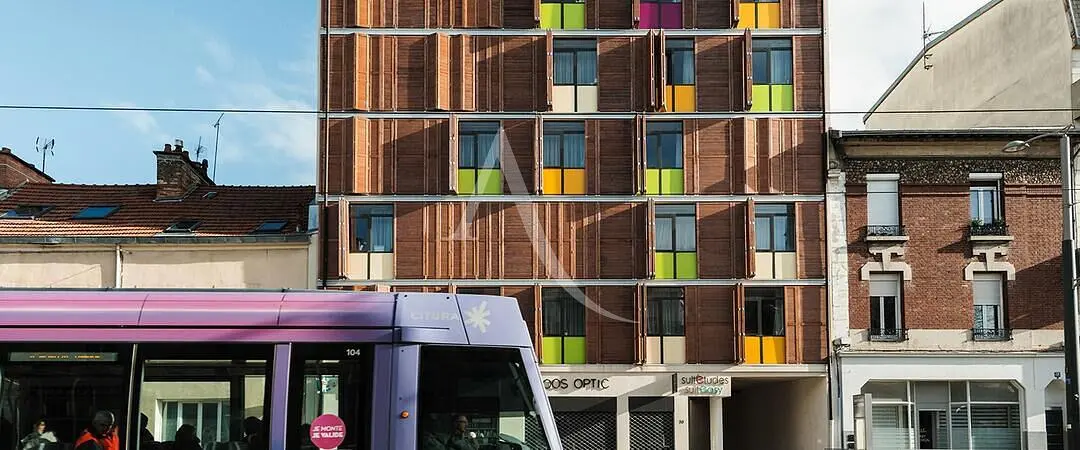 Wohnzimmer; holzboden, tageslicht, moderner stil, hohe decken