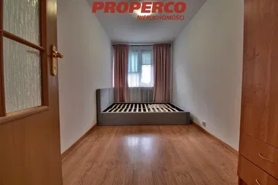 Хол; дървен под, естествена светлина, модерен стил, високи тавани