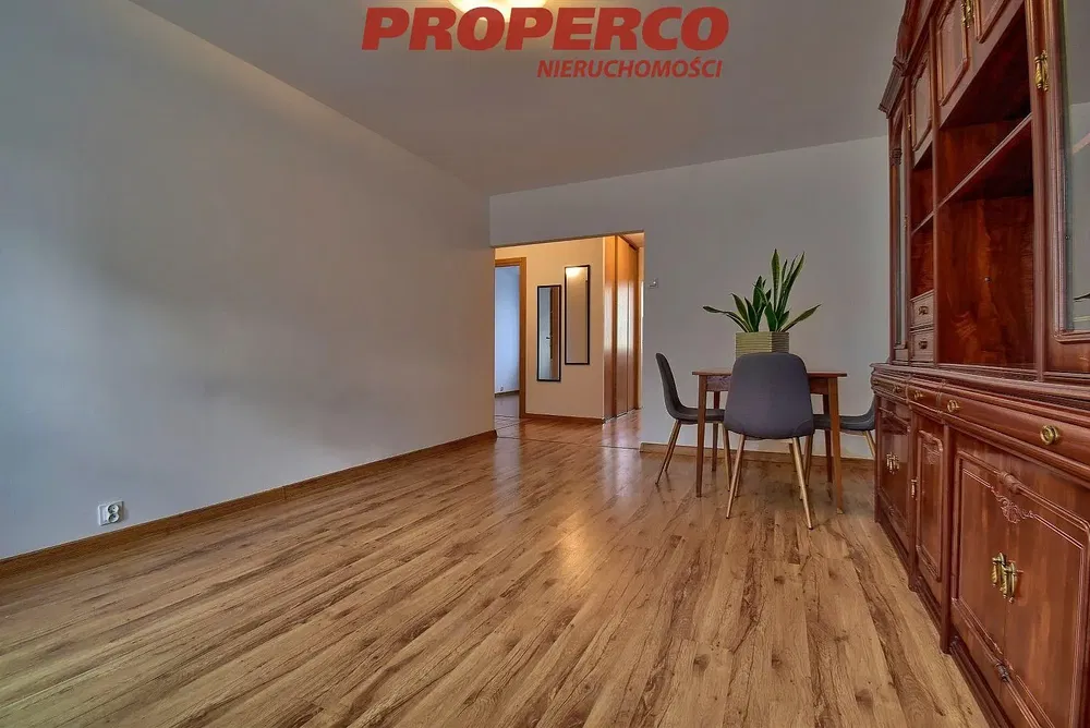 Кухня; кухненски уреди, дървен под, естествена светлина, модерен стил, ремонтиран