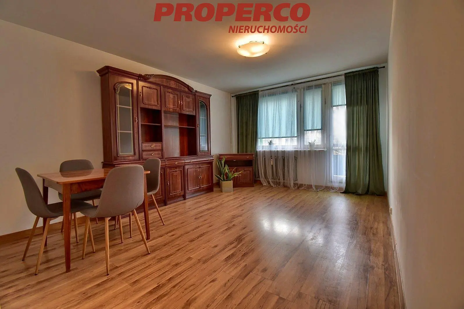 Хол; дървен под, естествена светлина, модерен стил, високи тавани