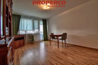 Кухня; кухненски уреди, дървен под, естествена светлина, модерен стил, ремонтиран