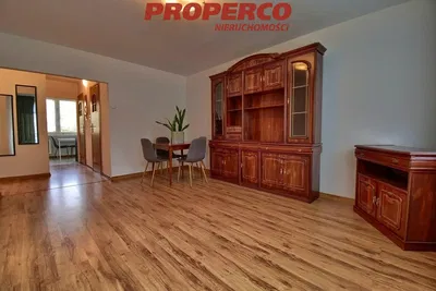 Хол; дървен под, естествена светлина, модерен стил, високи тавани