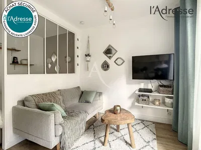 Κουζίνα; συσκευές κουζίνας, ξύλινο πάτωμα, φυσικό φως, μοντέρνο στυλ, ανακαινισμένο