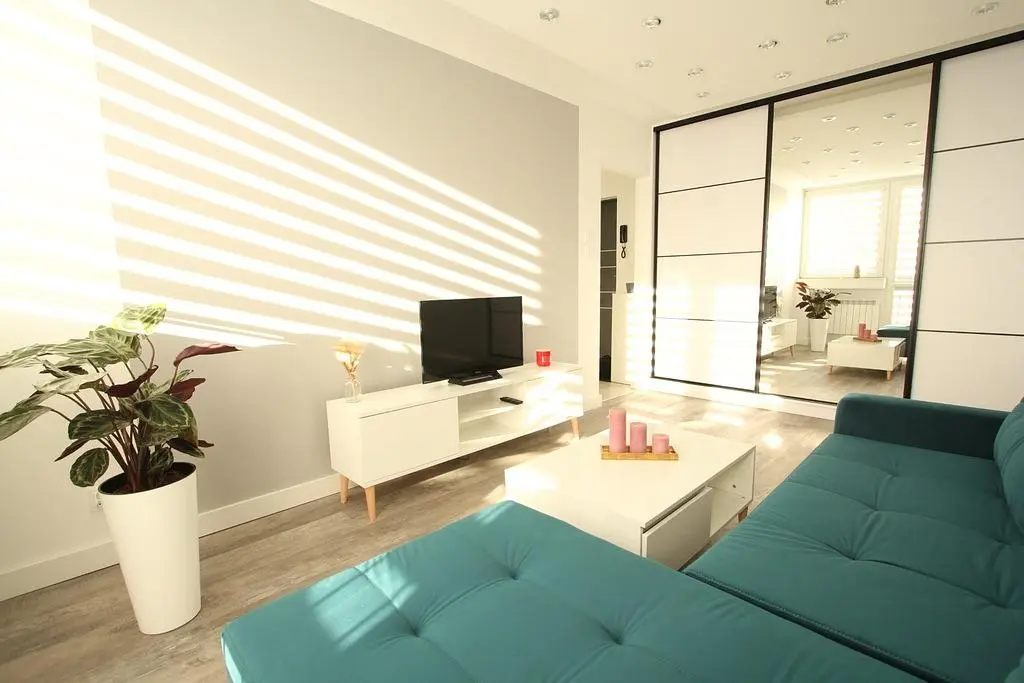 Wohnzimmer; holzboden, tageslicht, moderner stil, hohe decken