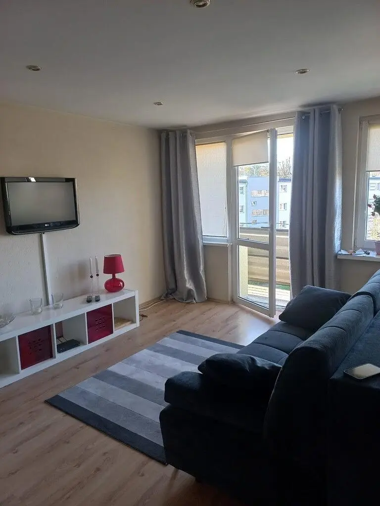 Wohnzimmer; holzboden, tageslicht, moderner stil, hohe decken