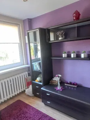 Wohnzimmer; holzboden, tageslicht, moderner stil, hohe decken