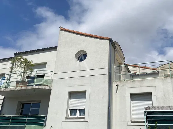 Sala de estar; chão de madeira, luz natural, estilo moderno, teto alto