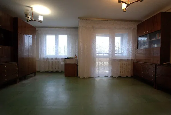 Wohnzimmer; holzboden, tageslicht, moderner stil, hohe decken