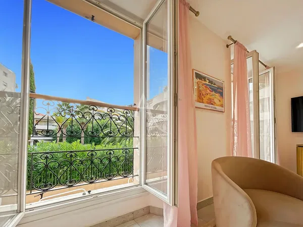 Хол; дървен под, естествена светлина, модерен стил, високи тавани