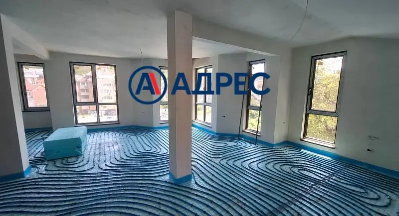 Wohnzimmer; holzboden, tageslicht, moderner stil, hohe decken