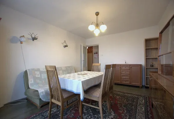 Wohnzimmer; holzboden, tageslicht, moderner stil, hohe decken