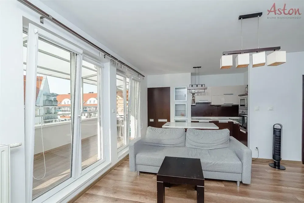 Soggiorno; pavimento in legno, luce naturale, stile moderno, soffitti alti