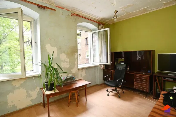 Obývací pokoj; dřevěná podlaha, přirozené světlo, moderní styl, vysoké stropy