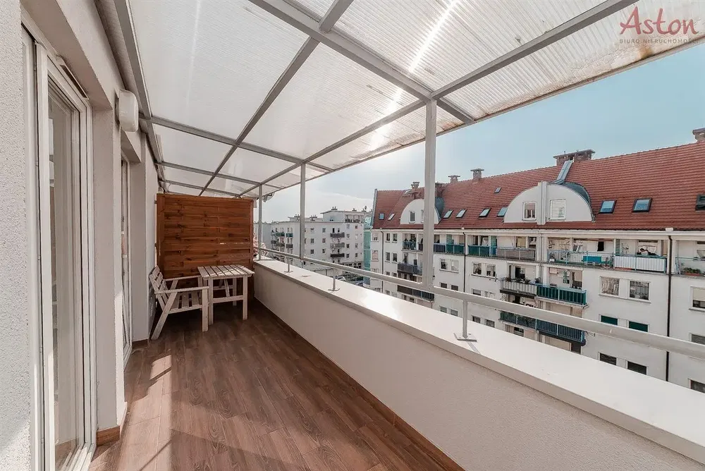 Soggiorno; pavimento in legno, luce naturale, stile moderno, soffitti alti