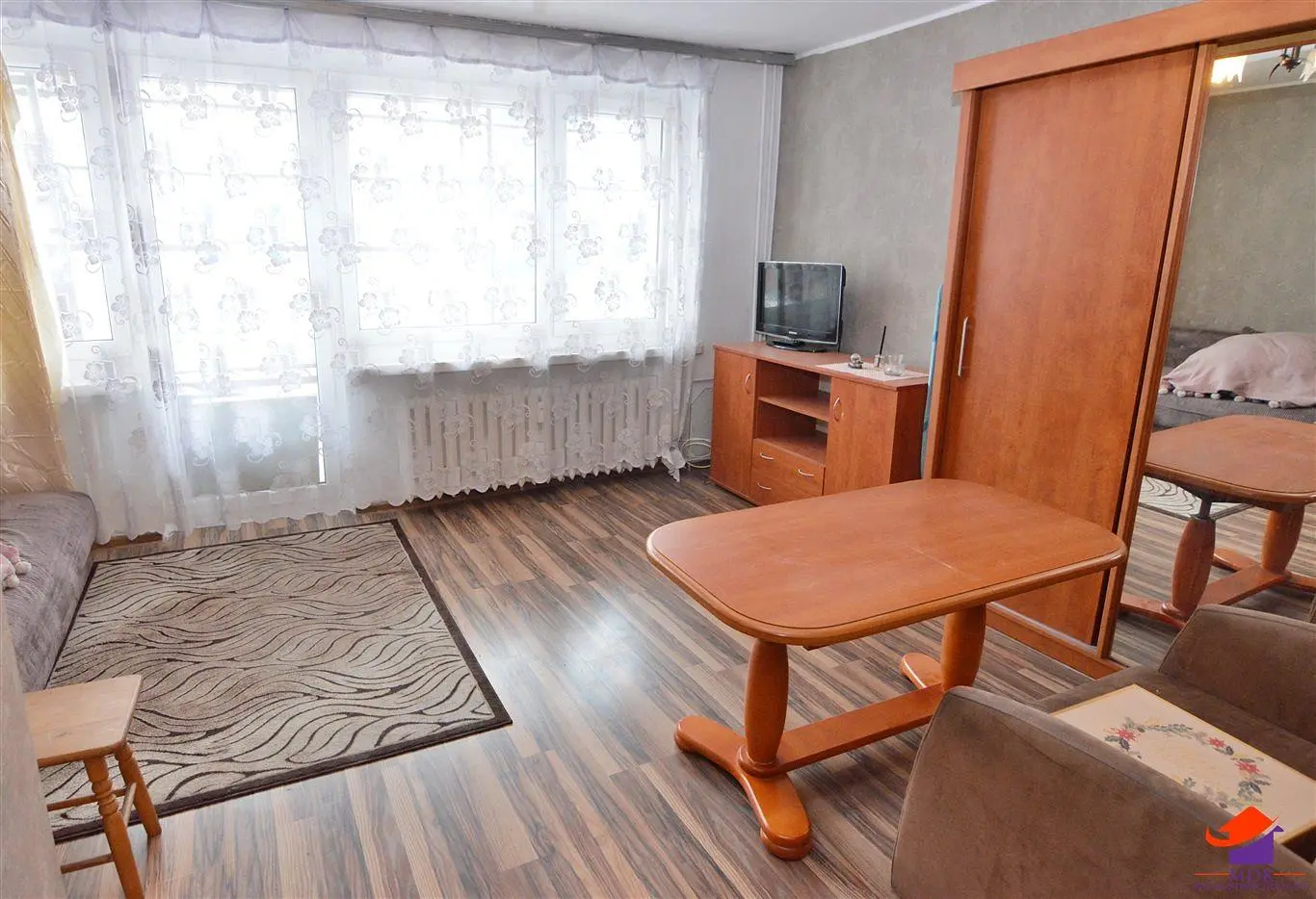 Soggiorno; pavimento in legno, luce naturale, stile moderno, soffitti alti