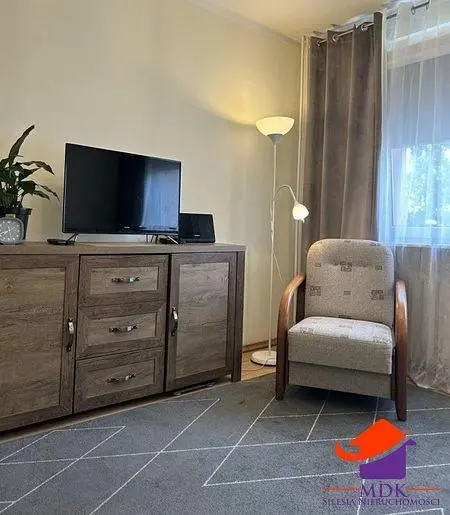 Salon; parquet, lumière naturelle, style moderne, hauteur sous plafond