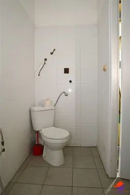 Soggiorno; pavimento in legno, luce naturale, stile moderno, soffitti alti