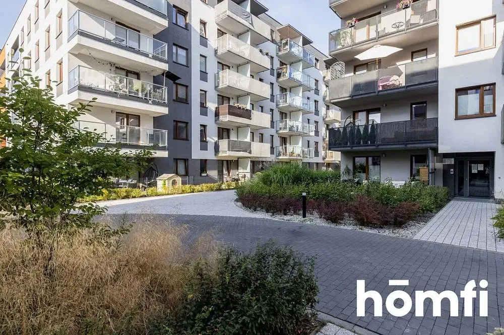 Хол; дървен под, естествена светлина, модерен стил, високи тавани