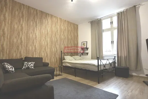 Obývací pokoj; dřevěná podlaha, přirozené světlo, moderní styl, vysoké stropy