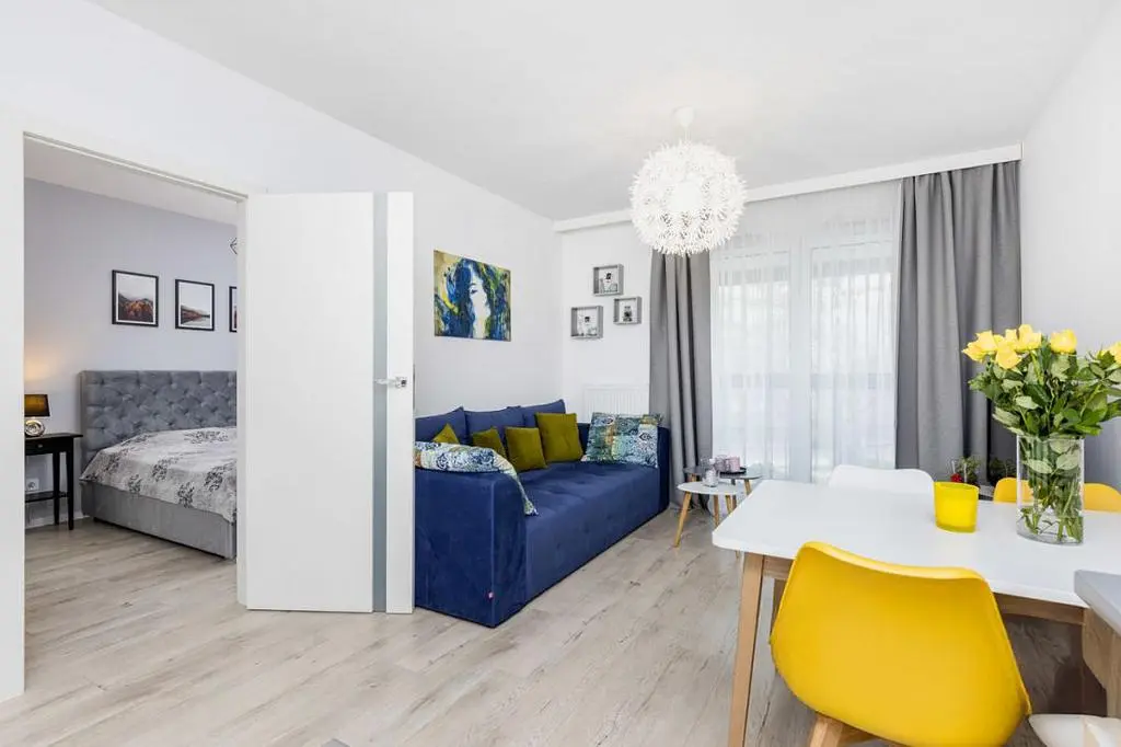 Salon; parquet, lumière naturelle, style moderne, hauteur sous plafond