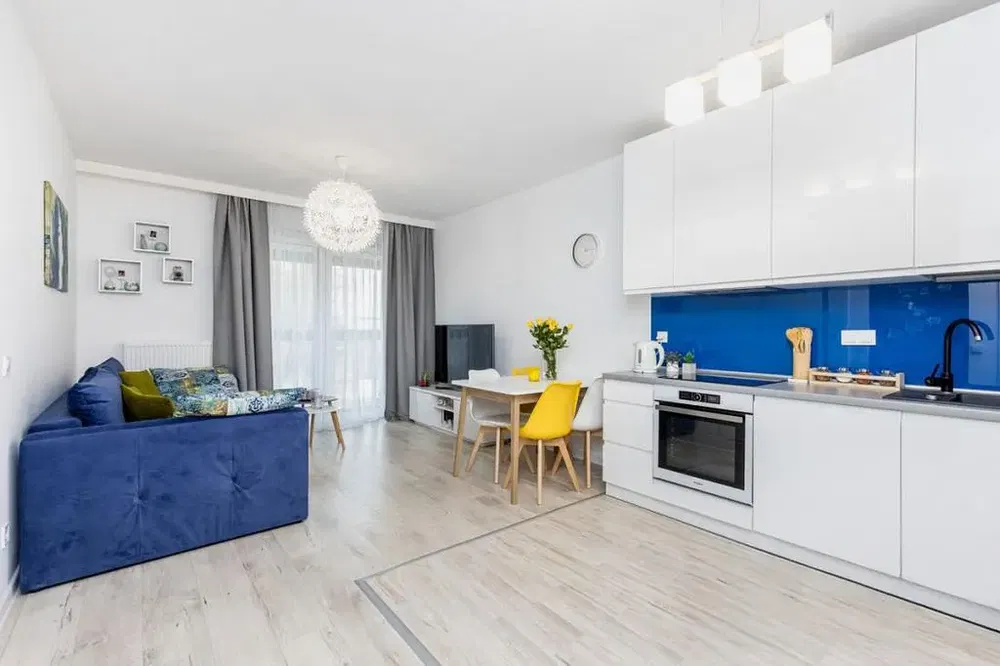 Salon; parquet, lumière naturelle, style moderne, hauteur sous plafond