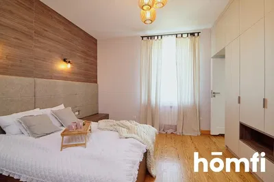 Σαλόνι; ξύλινο πάτωμα, φυσικό φως, μοντέρνο στυλ, ψηλά ταβάνια