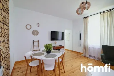 Σαλόνι; ξύλινο πάτωμα, φυσικό φως, μοντέρνο στυλ, ψηλά ταβάνια