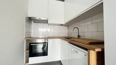 غرفة معيشة; أرضية خشبية, ضوء طبيعي, أسلوب عصري, أسقف عالية