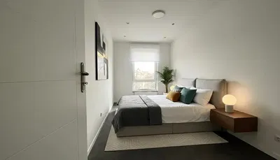 غرفة معيشة; أرضية خشبية, ضوء طبيعي, أسلوب عصري, أسقف عالية