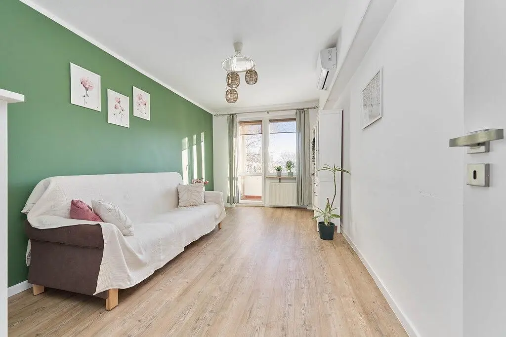 Cocina; electrodomésticos, suelo de madera, luz natural, estilo moderno, renovado